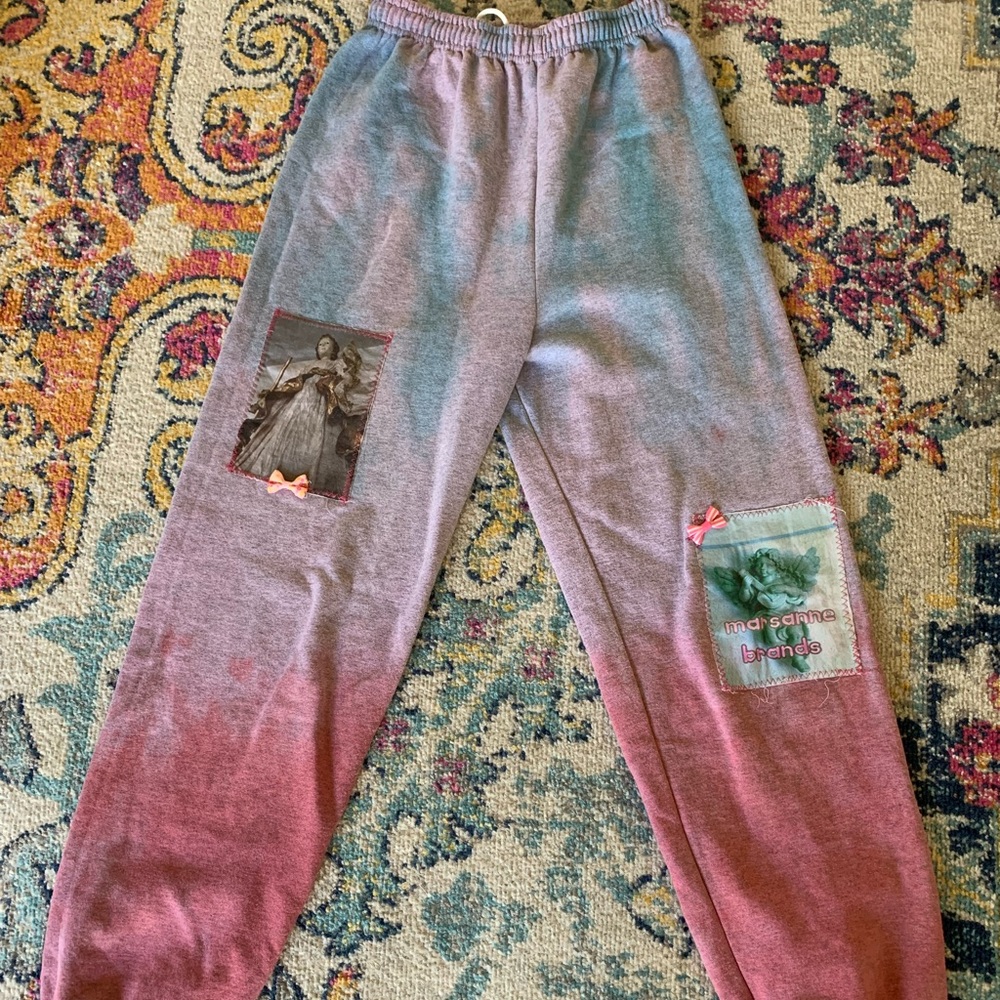 ISO ISO not for sale
DOLLS KILL Fleecy Ombré Embellished Sweatpants M